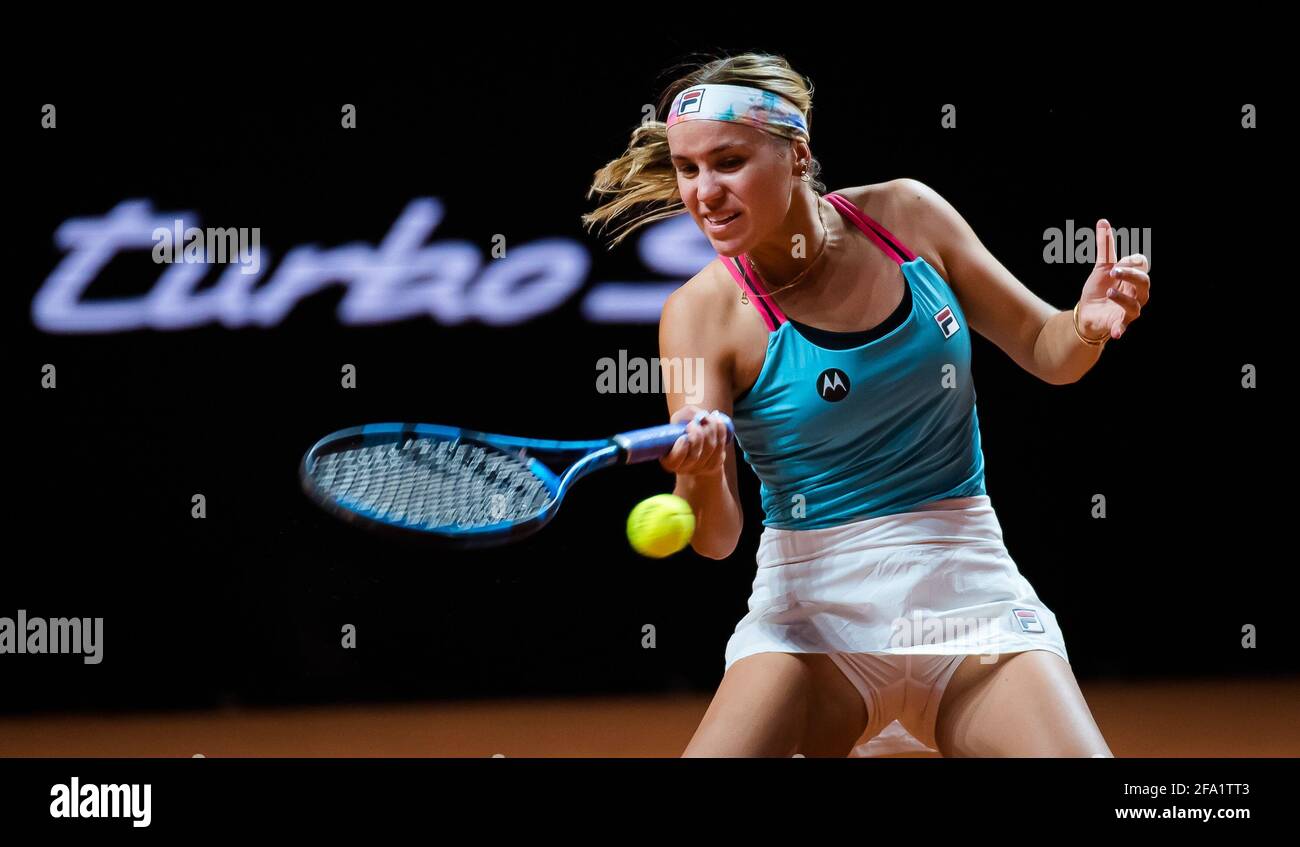 Sofia Kenin aus den Vereinigten Staaten in Aktion während ihres zweiten  Spiels beim Porsche Tennis Grand Prix 2021, WTA 500 Turnier am 21. April  2021 in der Porsche Arena in Stuttgart, Deutschland -