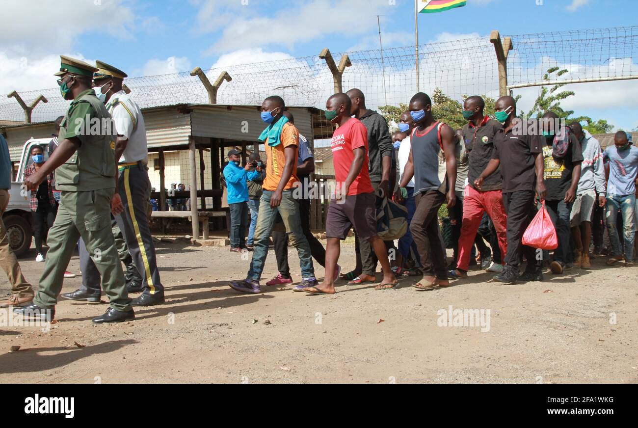 Harare, Simbabwe. April 2021. Simbabwische Soldaten eskortieren begnadete Gefangene aus dem Chikurubi-Hochsicherheitsgefängnis in Harare, der Hauptstadt Simbabwes, 17. April 2021. Für etwa 3,000 Gefangene in Simbabwes Gefängnissen öffnete eine frühe Amnestie des Präsidenten Türen zu einer unerwarteten Gelegenheit, ihr Leben als freie Bürger wieder aufzubauen. UM MIT dem Feature zu GEHEN: Die Amnestie des Präsidenten gibt den Gefangenen die zweite Chance, in Simbabwe zu leben. Quelle: Tafara Mugwara/Xinhua/Alamy Live News Stockfoto