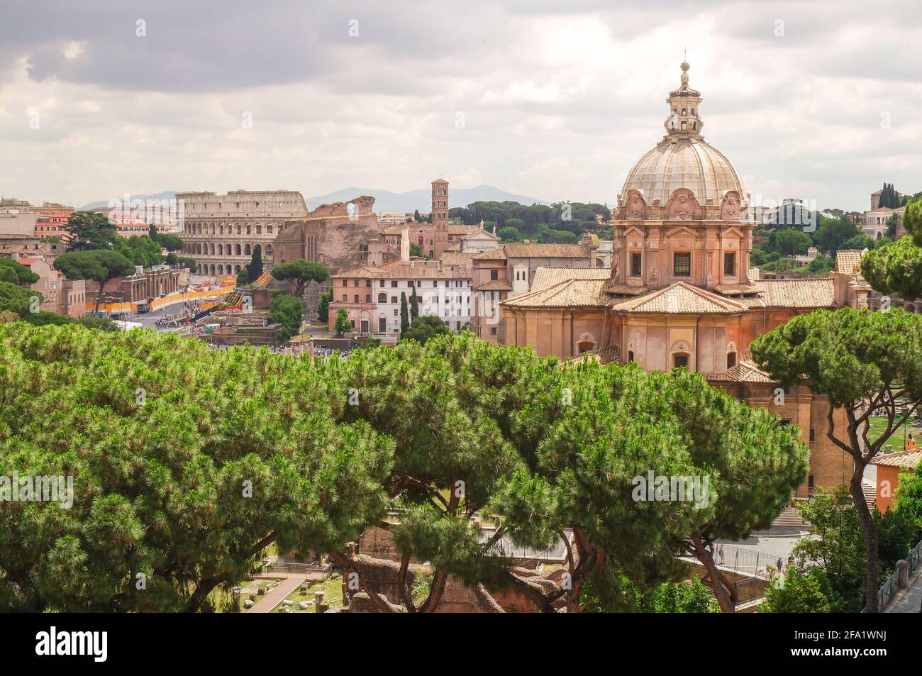 Panoramablick auf das Kolosseum, die Via Fori Imperiali und die Kirche Santi Luca e Martina, Rom, Italien Stockfoto