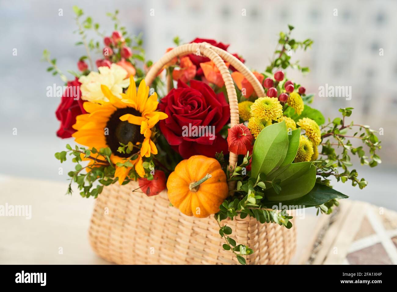 Gemischte Herbstblumen, Sonnenblume, Kürbis, Rose, Physalis im Korb mit Album mit Kopierfläche. Hochwertige Fotos Stockfoto