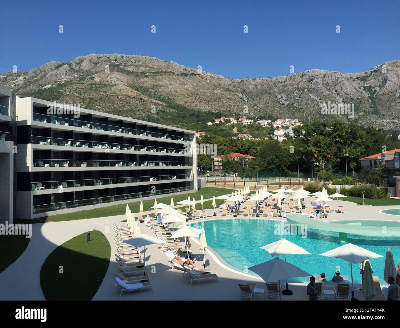 Dubrovnik, Kroatien - Mai 18 2015: Außenansicht des Sheraton Dubrovnik Hotels und seines Swimmingpools Stockfoto