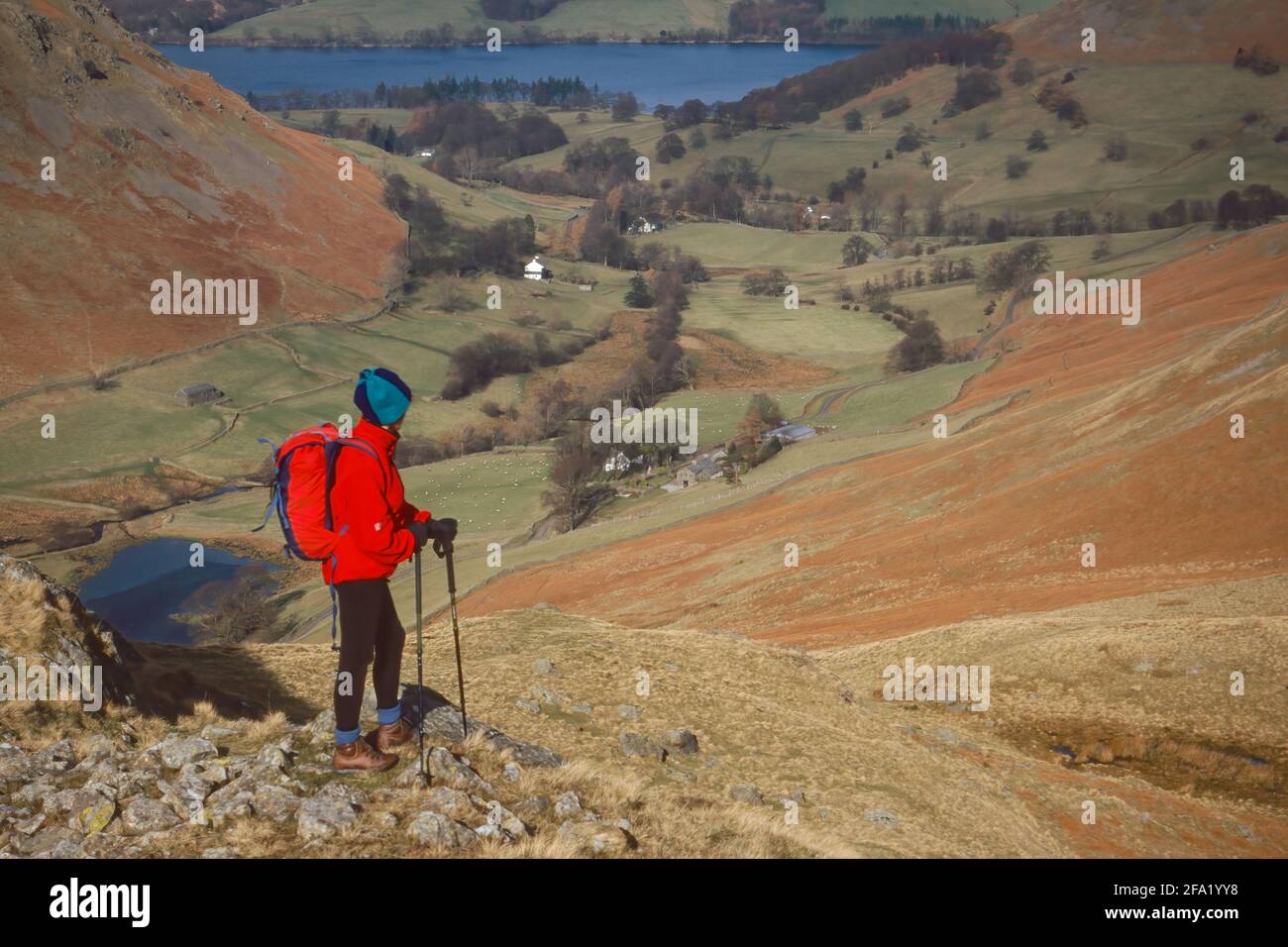 Hillwalker auf Beda Head mit Blick nach Boredale in Richtung Ullswater Stockfoto