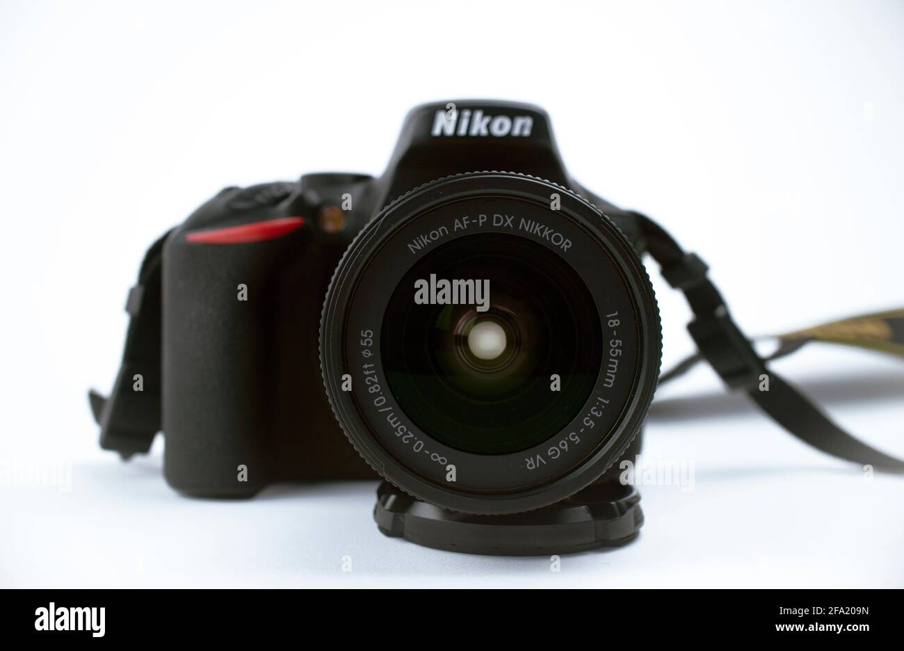 London, Großbritannien - 30. Januar 2021: Eine digitale DSLR-Kamera von Nikon auf weißem Hintergrund Stockfoto