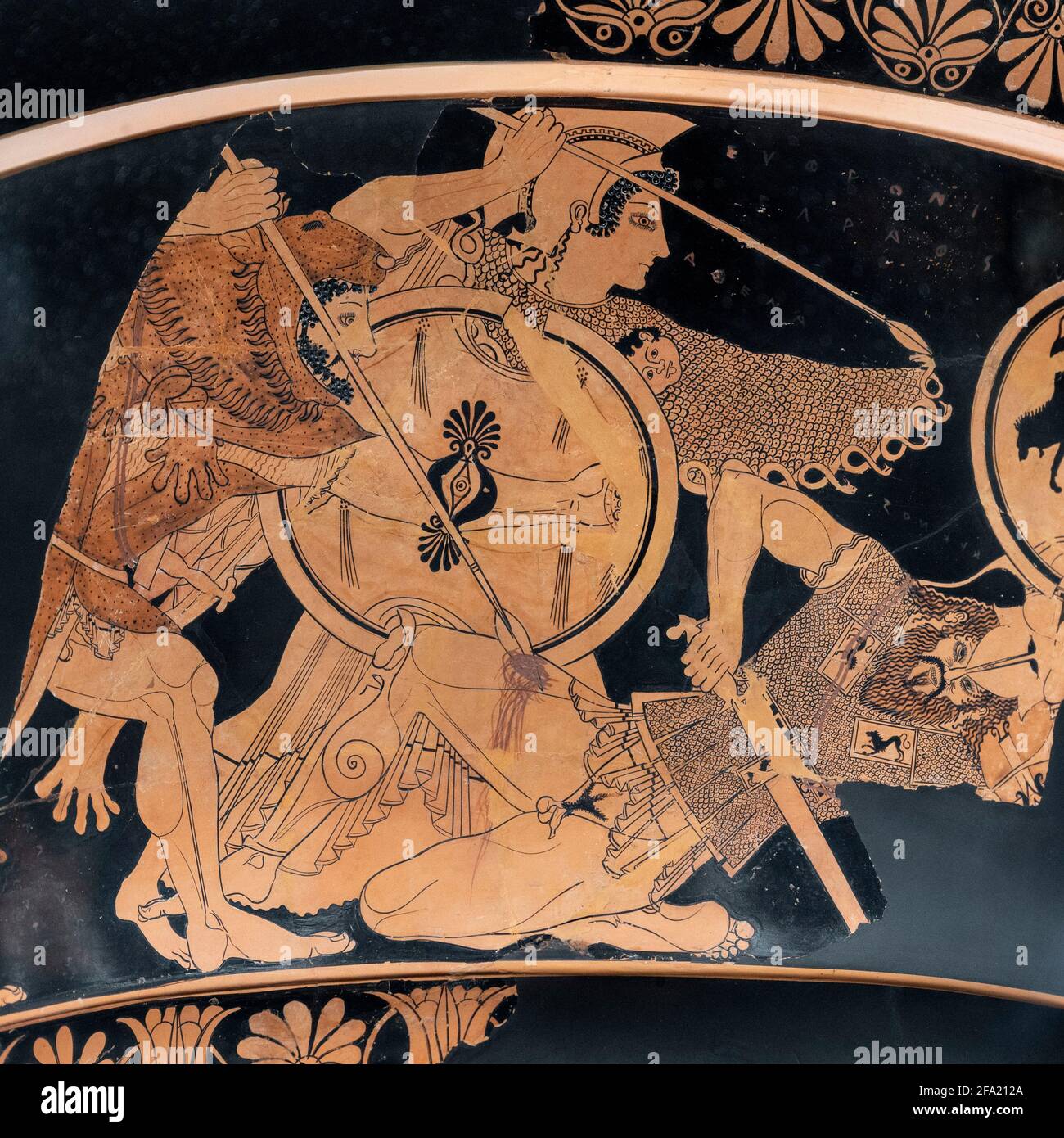 Rom. Italien. Attische Rotfigurenkrater, ca. 510 V. CHR. Von der Künstlerin als Maler signiert. Detail zeigt das Duell zwischen Herakles und Kyknos in den Presen Stockfoto