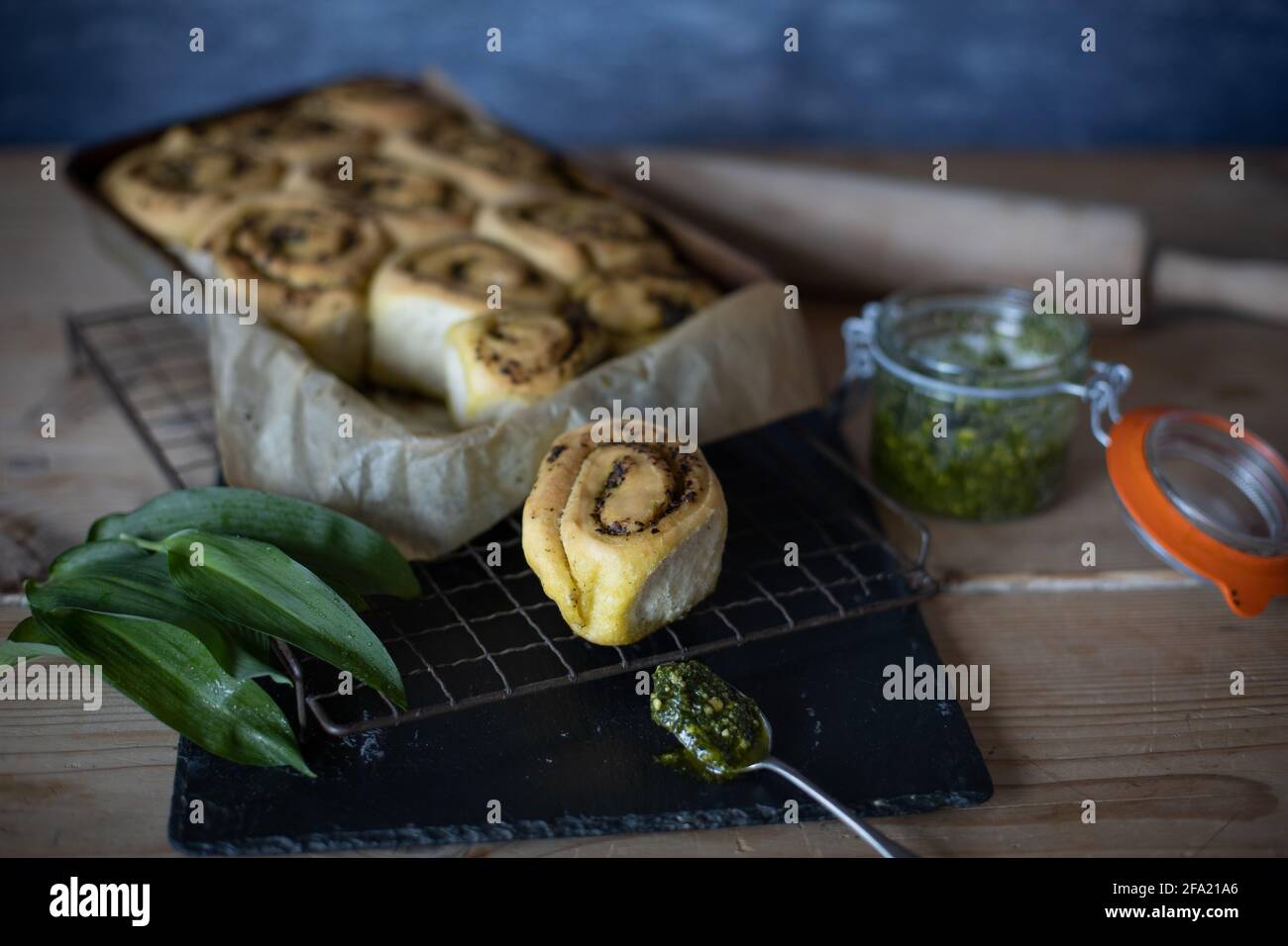 Pesto-Brötchen mit Bärlauch Stockfoto