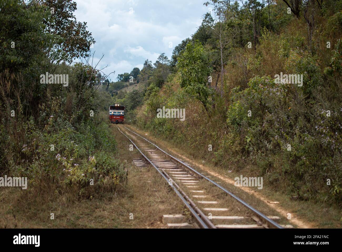 Shan State, Myanmar - Januar 5 2020: Ein lokaler traditioneller Zug, der vorbeifährt, während der Wanderung von Kalaw zum Inle Lake Stockfoto