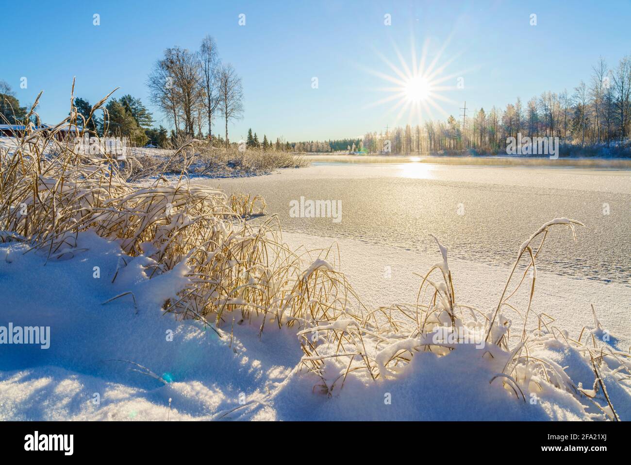 Wassara-Fluss in Gällivare Stadt in der Wintersaison, gefrorener Fluss und direktes Licht, Gällivare, Schwedisch Lappland, Schweden Stockfoto