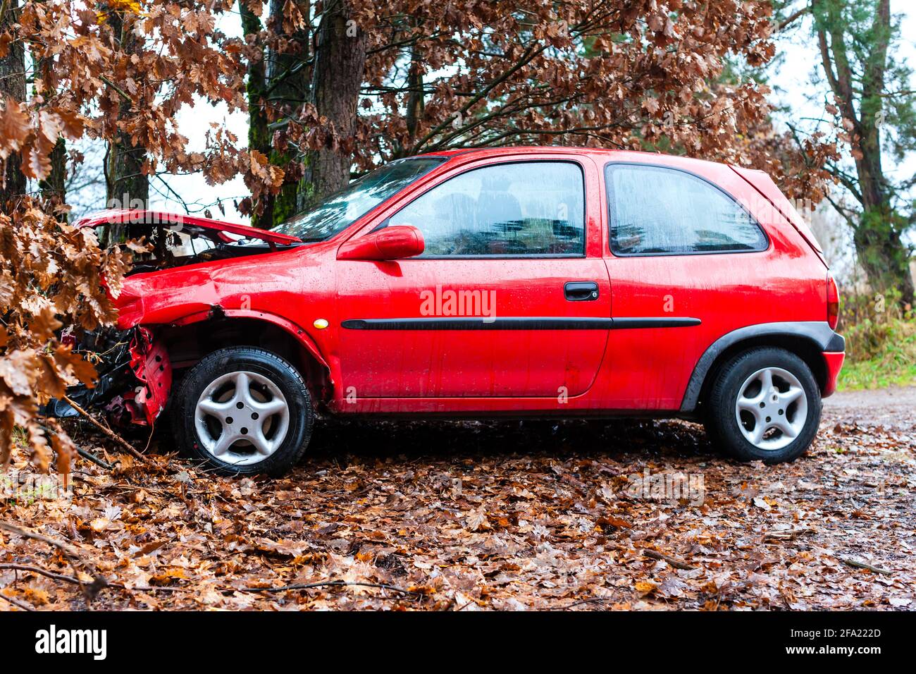 Unfall - Auto prallte gegen Baum, ist es völlig zerstört Stockfoto