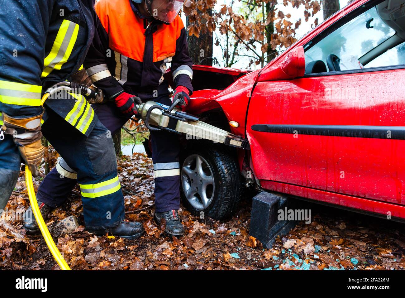 Unfall - Feuerwehr rettet Unfall Opfer eines Autos mit einem hydraulischen Rettungs-tool Stockfoto