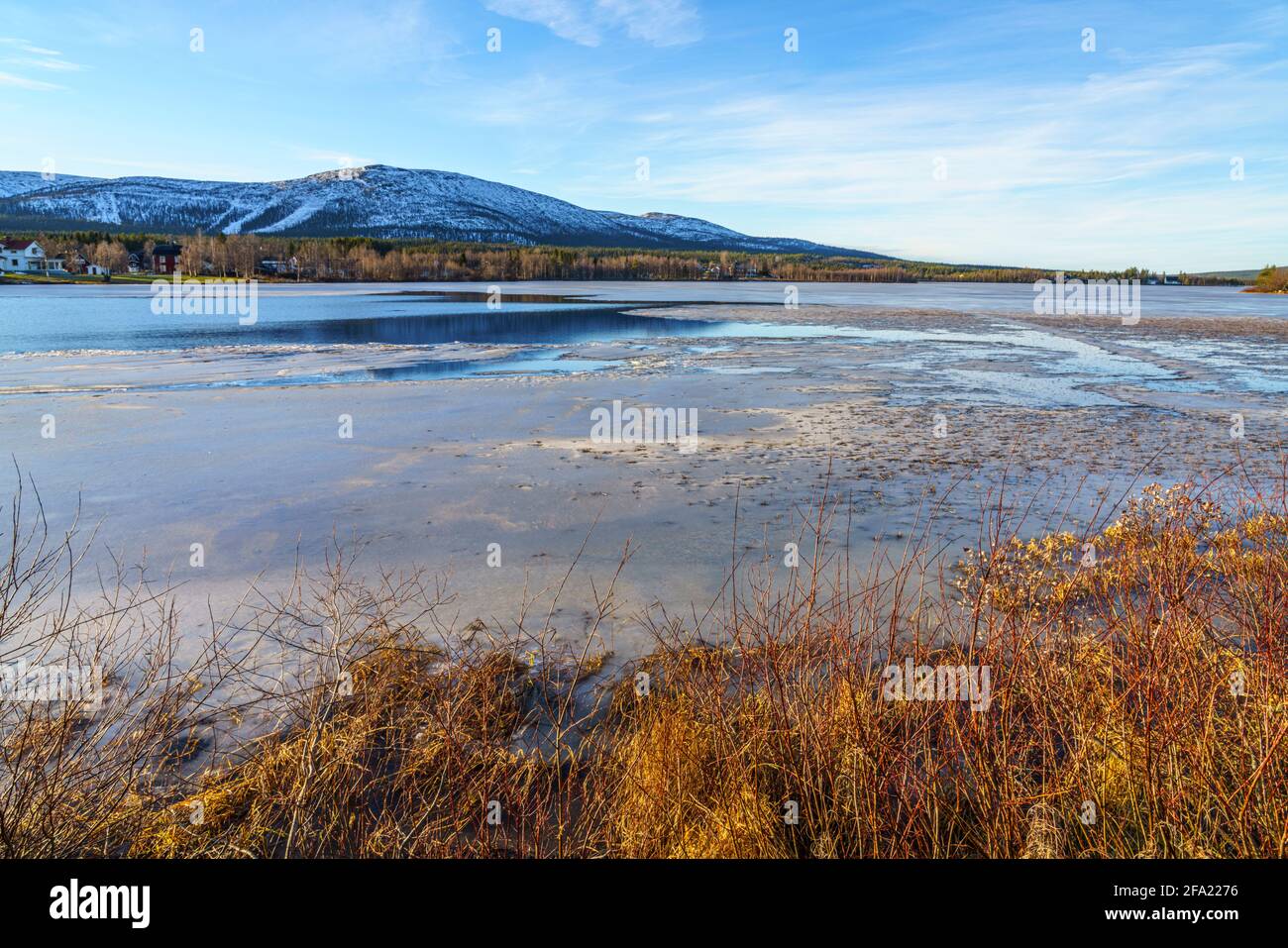 Blick über den Mount Dundret mit dem See Wassara, teilweise mit Eis bedeckt, Schnee auf dem Berg, Gällivare, Schwedisch Lappland, Schweden Stockfoto