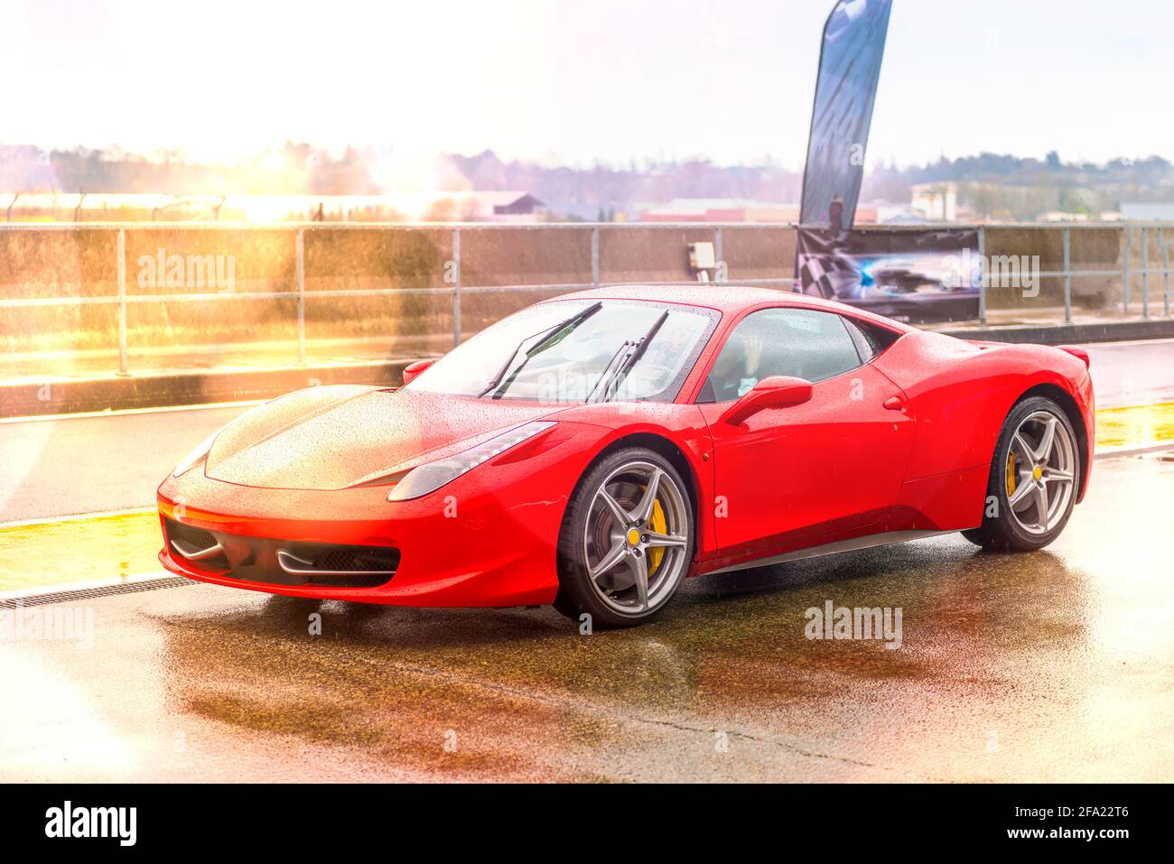 Rennwagen im Regen auf der Nogaro-Rennstrecke in Oczitanien, Frankreich Stockfoto