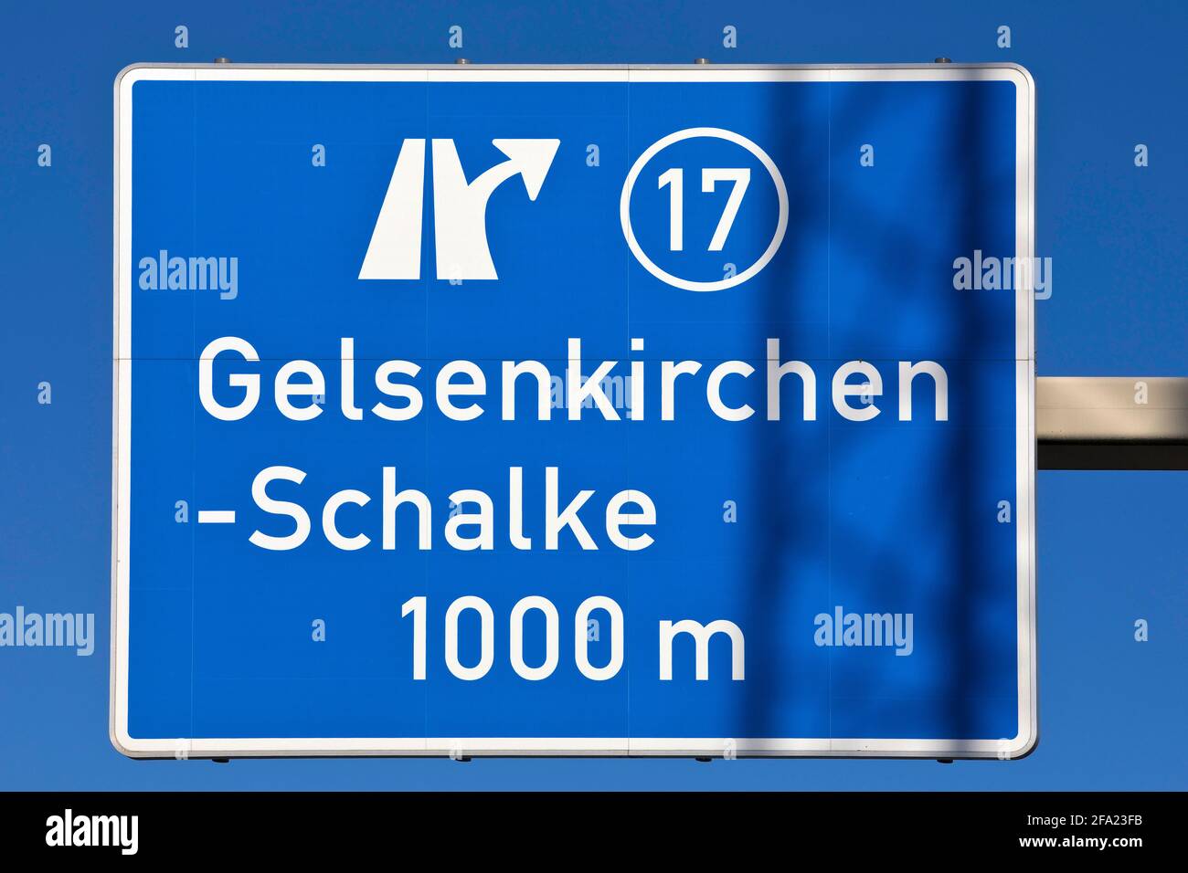 Blau-weißes Autobahnschild Ausfahrt Nr. 17 auf A 42 Gelsenkirchen-Schalke, Deutschland, Nordrhein-Westfalen, Ruhrgebiet, Gelsenkirchen Stockfoto