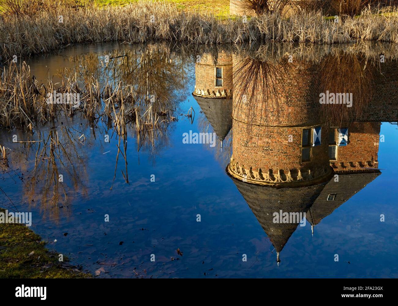 Türme des Schlosses Vondern spiegeln sich im Wasser, Deutschland, Nordrhein-Westfalen, Ruhrgebiet, Oberhausen Stockfoto