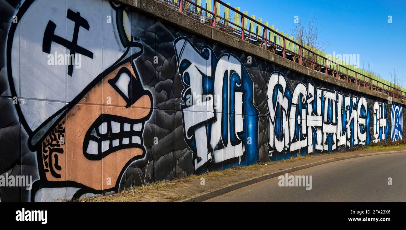 Graffiti an Ausfahrt Nr. 17 auf der A 42 Gelsenkirchen-Schalke, Schalker Meile, Deutschland, Nordrhein-Westfalen, Ruhrgebiet, Gelsenkirchen Stockfoto