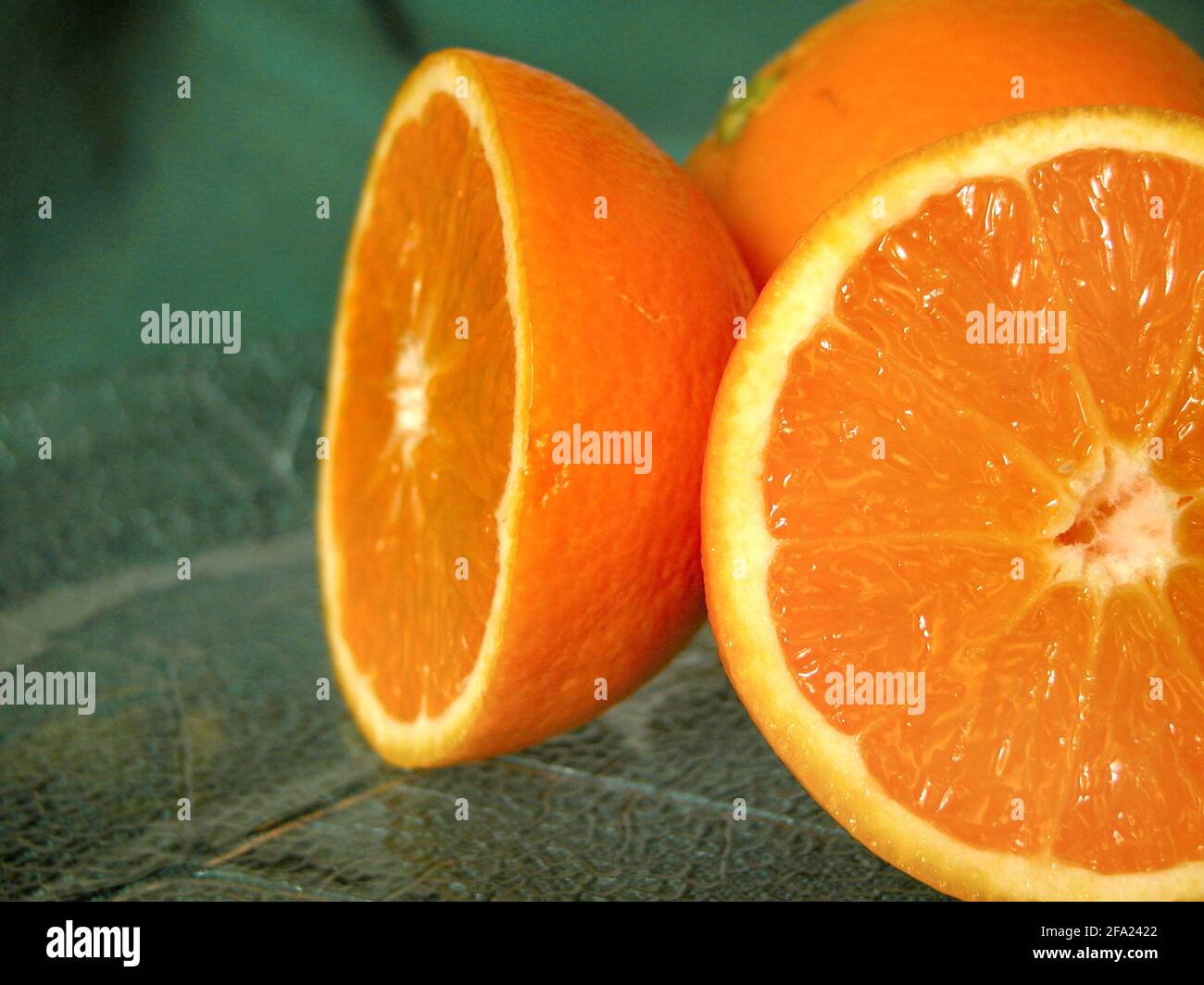Orange (Citrus sinensis), halbierte Frucht Stockfoto