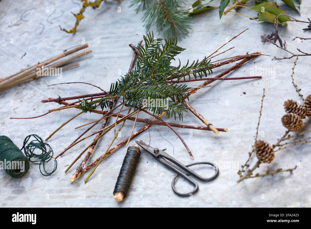 Adventsstern ist aus natürlichen Materialien hergestellt, Deutschland Stockfoto