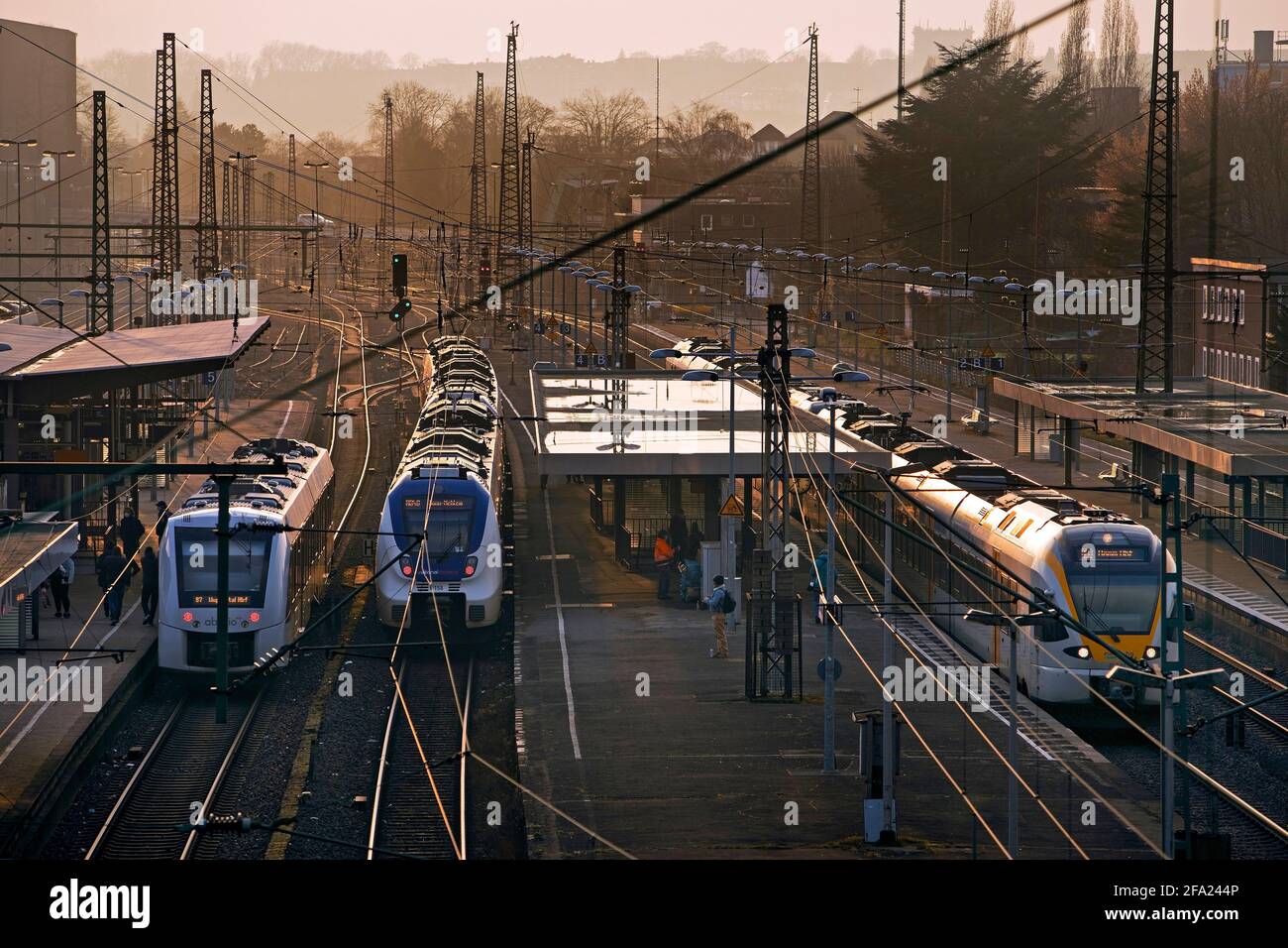 Regionalzüge am Bahnhof Oberbarmen, Deutschland, Nordrhein-Westfalen, Bergisches Land, Wuppertal Stockfoto