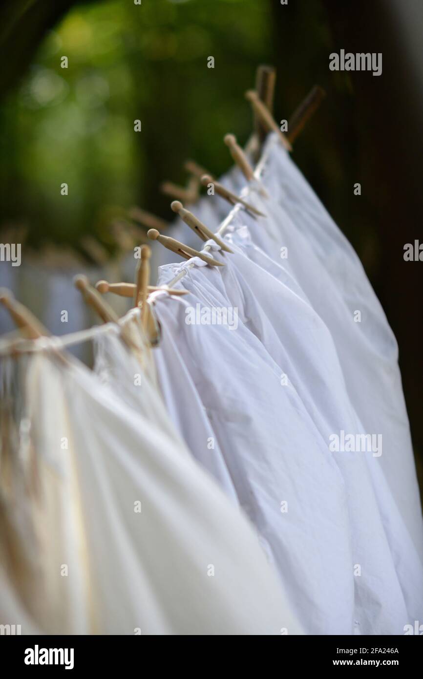 Altmodische Wäscheleine mit sauberer, knackiger Wäsche Darauf Stockfoto