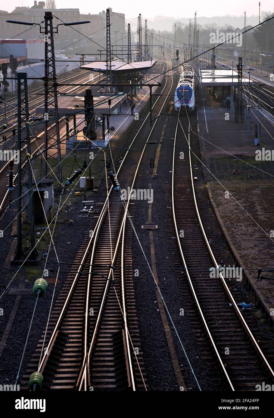 Regionalzug am Bahnhof Oberbarmen, Deutschland, Nordrhein-Westfalen, Bergisches Land, Wuppertal Stockfoto