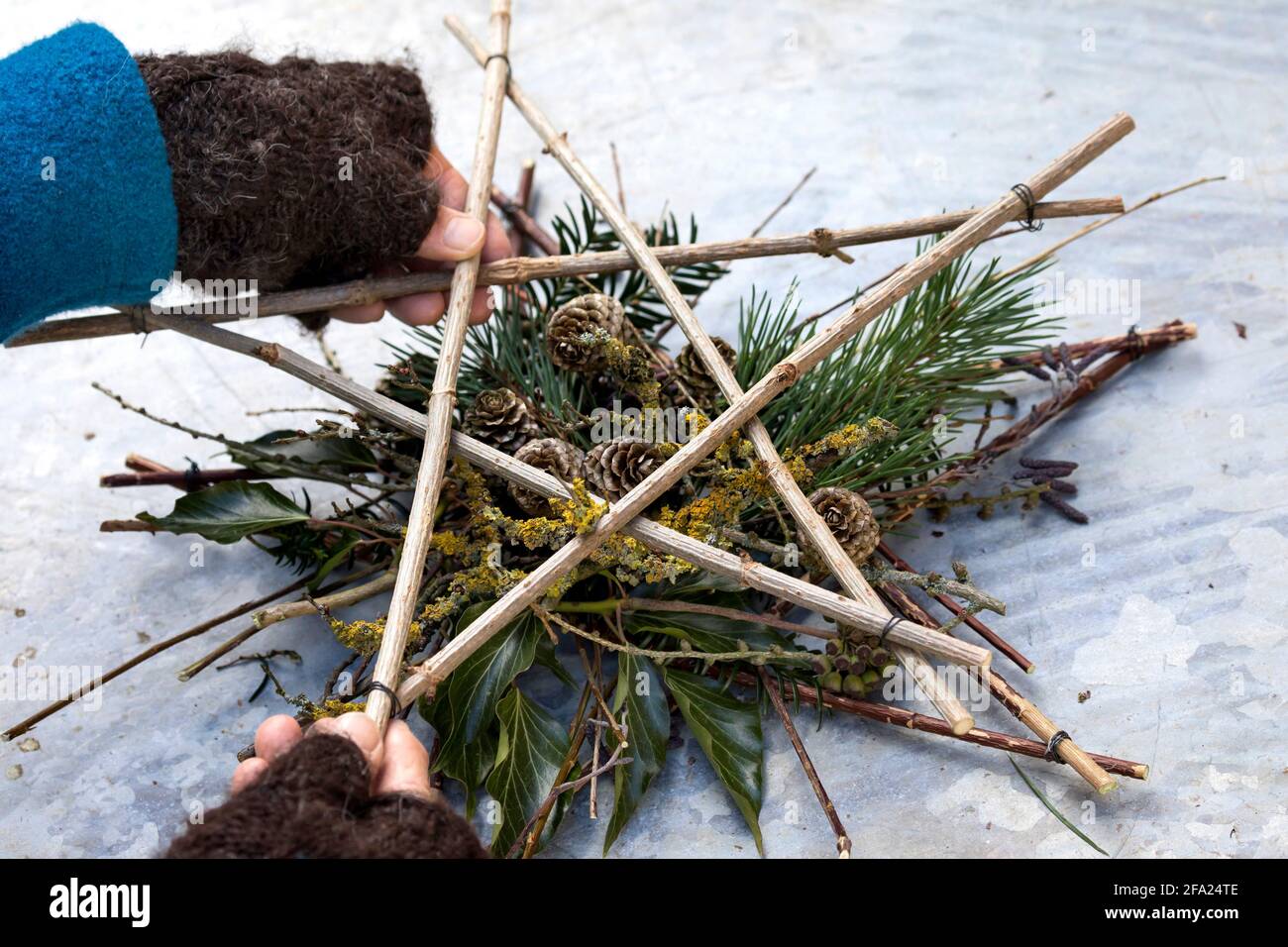 Adventsstern ist aus natürlichen Materialien hergestellt, Deutschland Stockfoto