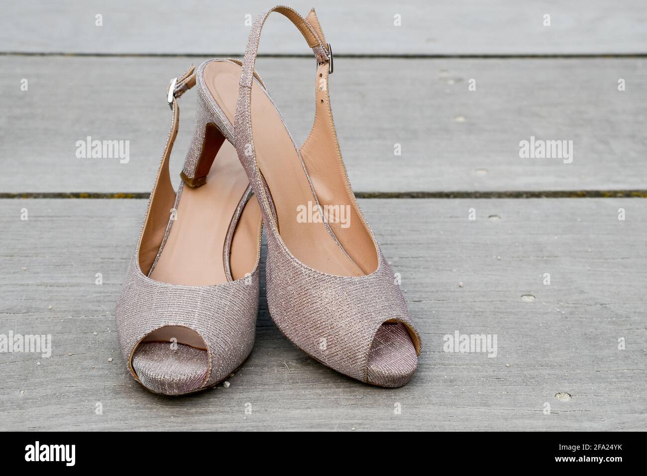 Paar Sommerschuhe mit hohen Absätzen auf Holzoberfläche. Stockfoto