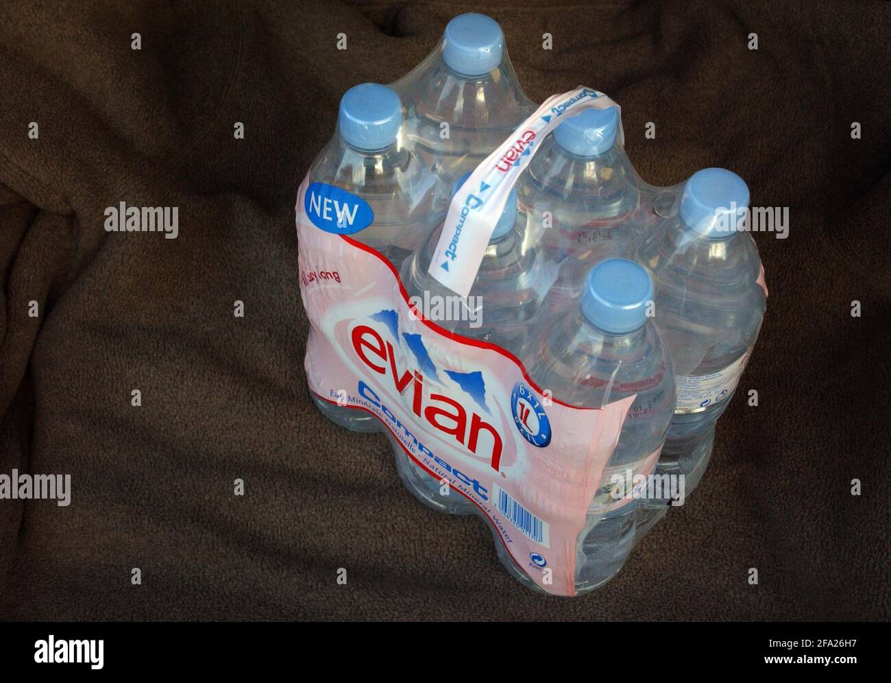 FLASCHEN EVIAN MINERALWASSER.TOM PILSTON - 06/02/07 Stockfoto