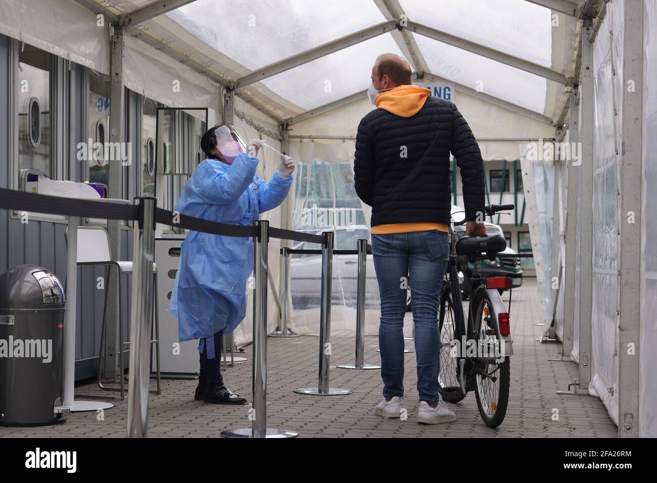 22. April 2021, Hamburg: Ein Passant bringt sein Fahrrad zum Fahrradfahren  zum Schnelltest in Hamburg-Eimsbüttel. Im Testcenter auf dem Gelände eines  Sportvereins können bis zu 600 Personen mit und ohne Fahrrad für