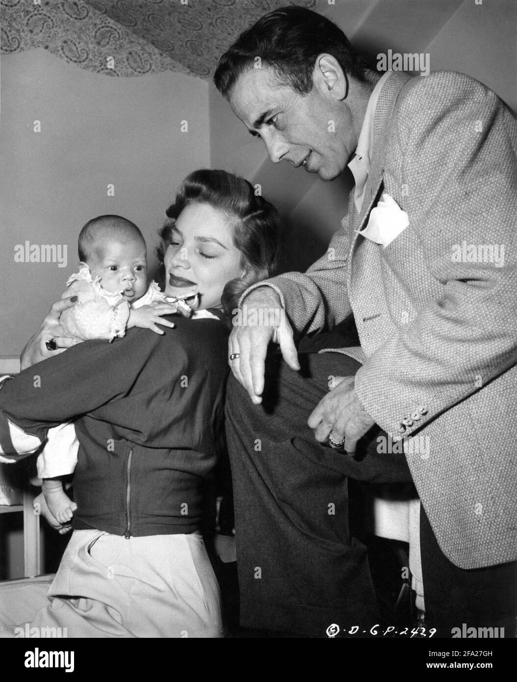 HUMPHREY BOGART und LAUREN BACALL mit ihrem neugeborenen Sohn STEPHEN BOGART im Januar 1949 Werbung für Columbia Pictures Stockfoto