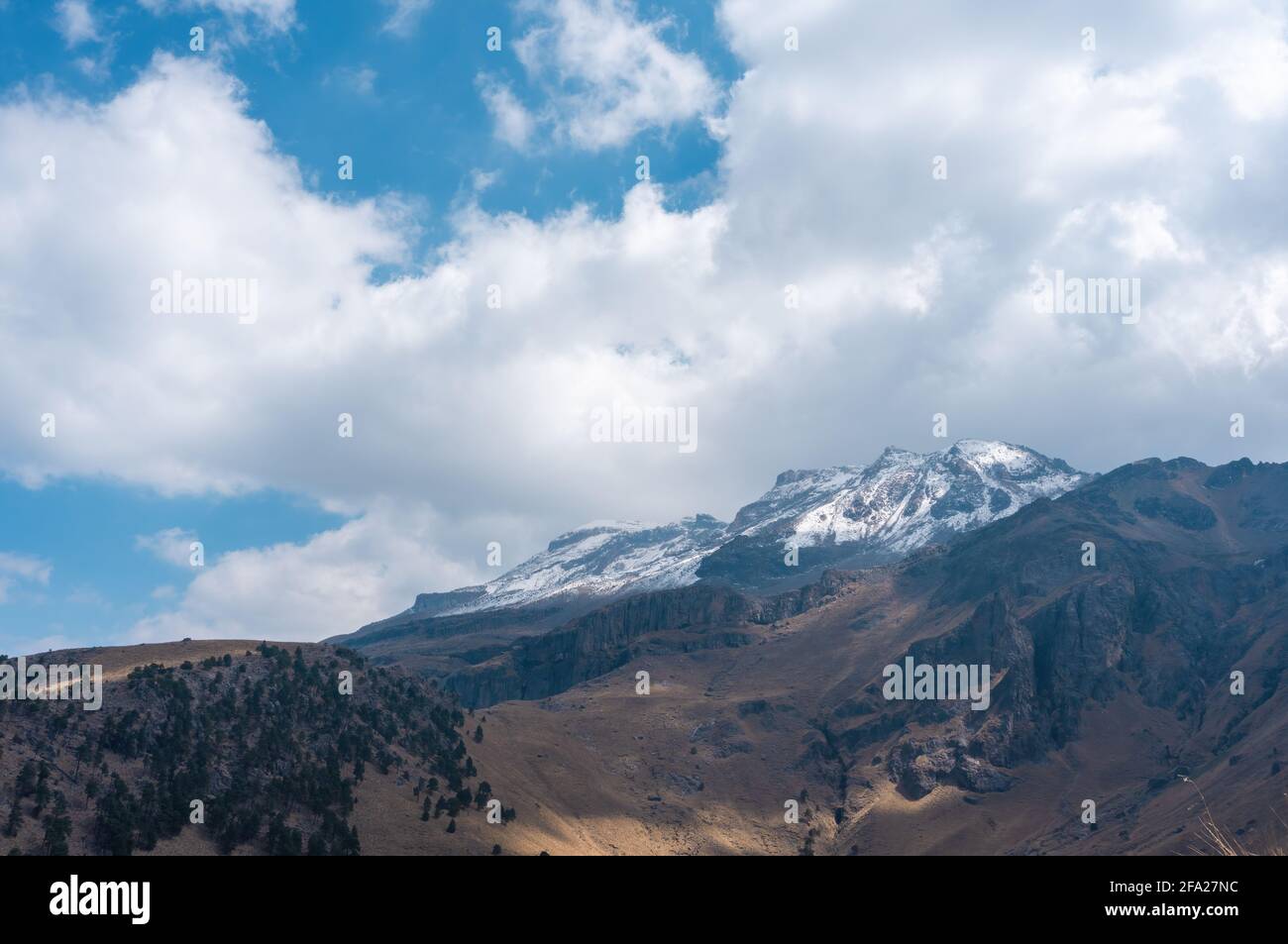 Atemberaubende Aussicht auf den schneebedeckten Gipfel des Vulkans Iztaccihuatl Mexiko unter einem bewölkten Himmel Stockfoto