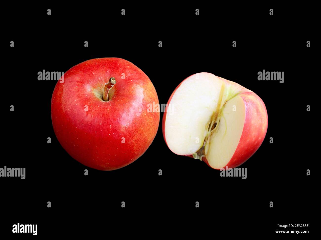 Frische reife rote Äpfel ganze Früchte mit einem halben Schnitt Auf schwarzem Hintergrund Stockfoto