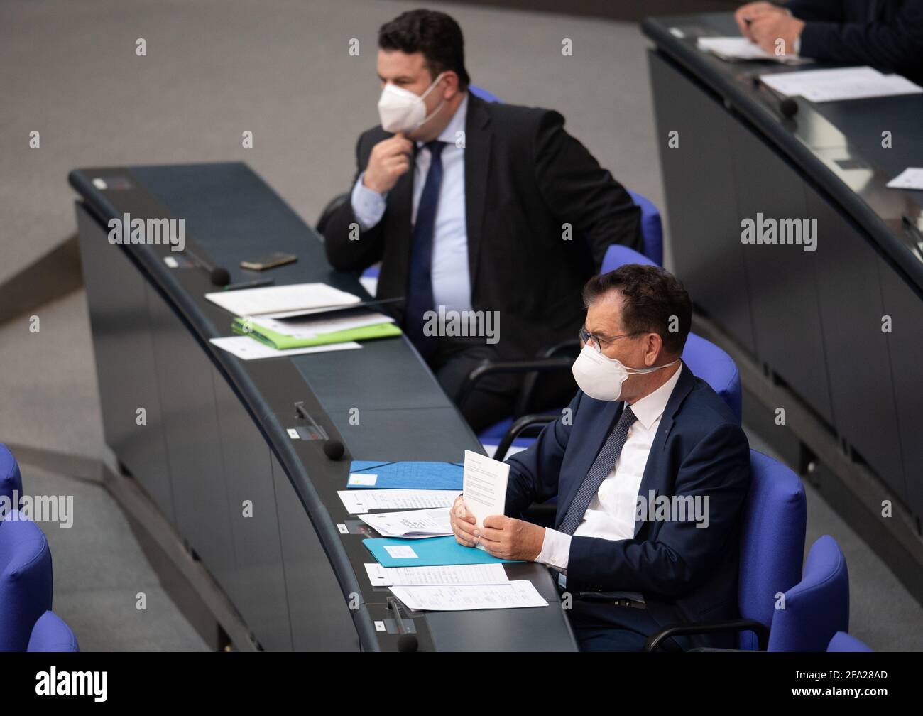 Berlin, Deutschland. April 2021. Auf der Regierungsbank des Bundestages sitzen Hubertus Heil, Bundesminister für Arbeit und Soziales (SPD), und Gerd Müller, Bundesminister für wirtschaftliche Zusammenarbeit und Entwicklung (CSU, r). Der Bundestag debattiert über die unternehmerische Sorgfaltspflicht von Lieferketten. Quelle: Magdalena Tröndle/dpa/Alamy Live News Stockfoto