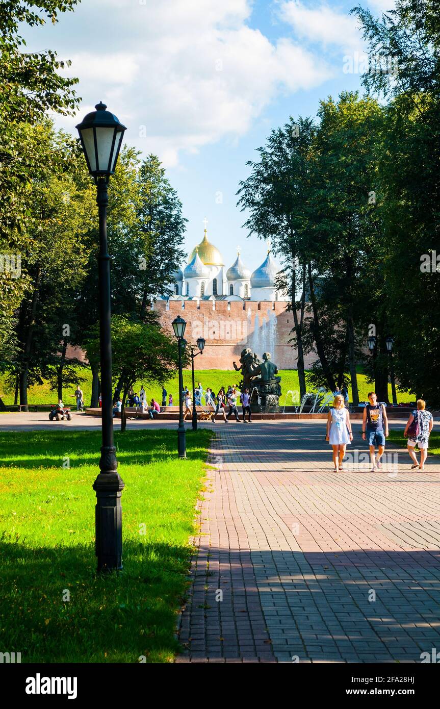 Weliki Nowgorod, Russland – 17. August 2019. Veliky Novgorod Kreml und Wandertouristen in Veliky Novgorod, Russland, touristische Innenstadt in Veliky Novgor Stockfoto