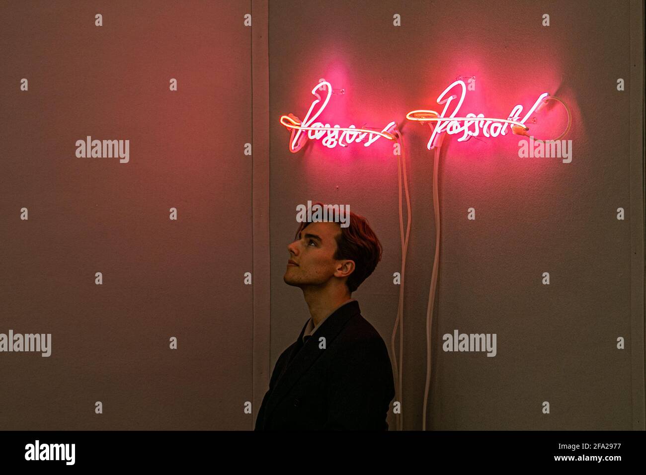 BONHAMS LONDON, GROSSBRITANNIEN. 22. April 2021. Pressevorschau für den Verkauf von Bonhams Contemporary Art. Tracey Emin, Passion Passion, 2010. Schätzung: £35,000 - 55,000. Emin wurde in den 1990er Jahren als einer der YBAs (Young British Artists) bekannt. Mit ihren Neonarbeiten, die mit ihrer eigenen Handschrift als Schrift entstehen, drückt sie ihre inneren Gedanken und Wünsche mit der Außenwelt aus. „Neon ist für alle emotional“, kommentiert sie, und ihre Neonarbeiten wurden häufig im öffentlichen Raum installiert, um Fremde zusammenzubringen. Der Verkauf findet am 27. April im Bonhams New Bond Stre statt Stockfoto