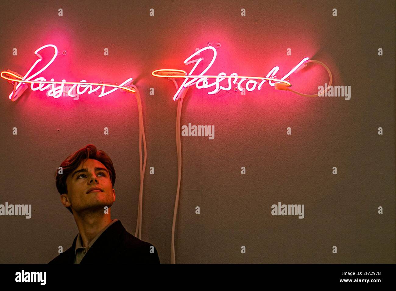 BONHAMS LONDON, GROSSBRITANNIEN. 22. April 2021. Pressevorschau für den Verkauf von Bonhams Contemporary Art. Tracey Emin, Passion Passion, 2010. Schätzung: £35,000 - 55,000. Emin wurde in den 1990er Jahren als einer der YBAs (Young British Artists) bekannt. Mit ihren Neonarbeiten, die mit ihrer eigenen Handschrift als Schrift entstehen, drückt sie ihre inneren Gedanken und Wünsche mit der Außenwelt aus. „Neon ist für alle emotional“, kommentiert sie, und ihre Neonarbeiten wurden häufig im öffentlichen Raum installiert, um Fremde zusammenzubringen. Der Verkauf findet am 27. April im Bonhams New Bond Stre statt Stockfoto