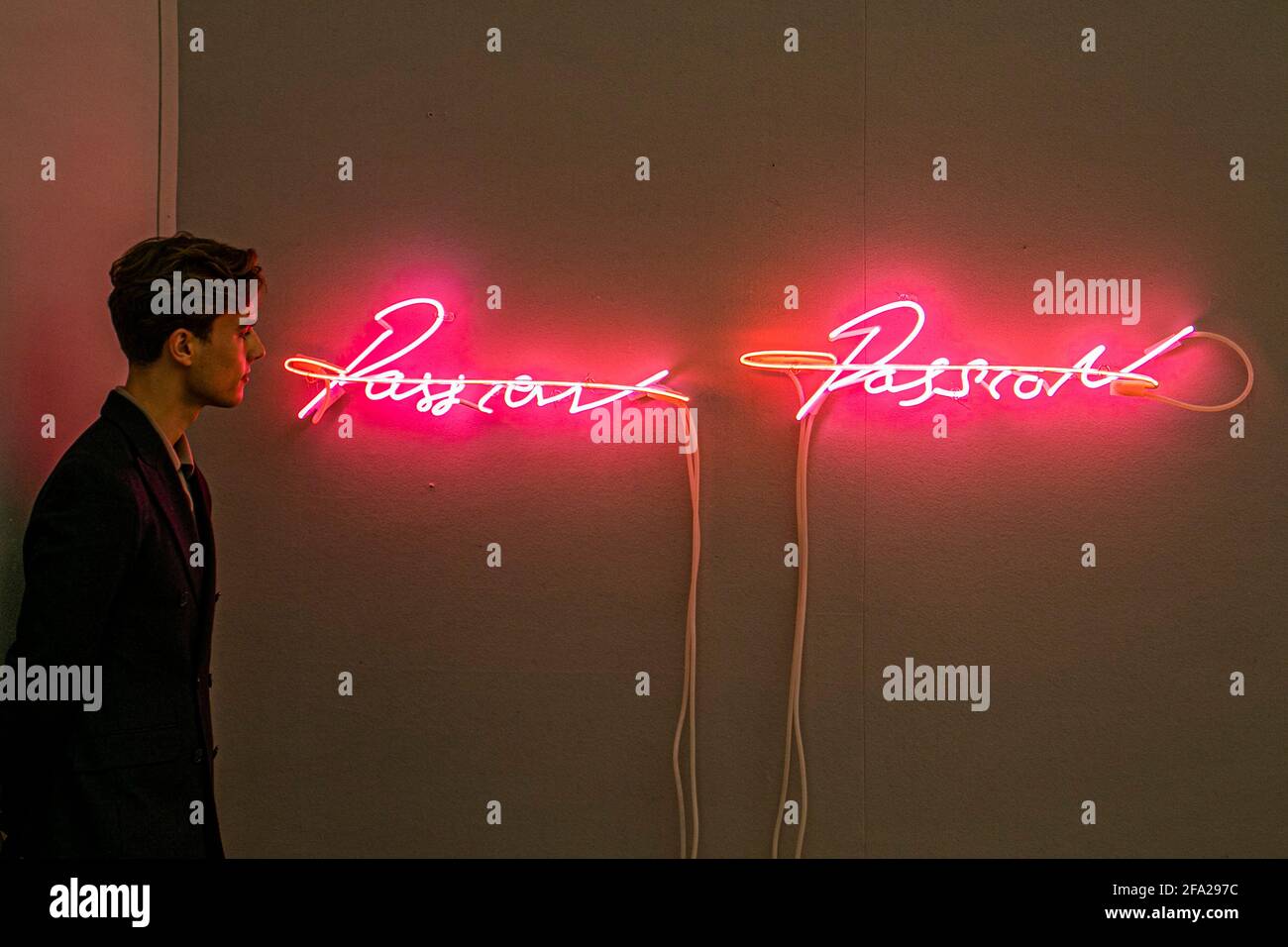 BONHAMS LONDON, GROSSBRITANNIEN. 22. April 2021. Pressevorschau für den Verkauf von Bonhams Contemporary Art. Tracey Emin, Passion Passion, 2010. Schätzung: £35,000 - 55,000. Emin wurde in den 1990er Jahren als einer der YBAs (Young British Artists) bekannt. Mit ihren Neonarbeiten, die mit ihrer eigenen Handschrift als Schrift entstehen, drückt sie ihre inneren Gedanken und Wünsche mit der Außenwelt aus. „Neon ist für alle emotional“, kommentiert sie, und ihre Neonarbeiten wurden häufig im öffentlichen Raum installiert, um Fremde zusammenzubringen. Der Verkauf findet am 27. April im Bonhams New Bond Stre statt Stockfoto