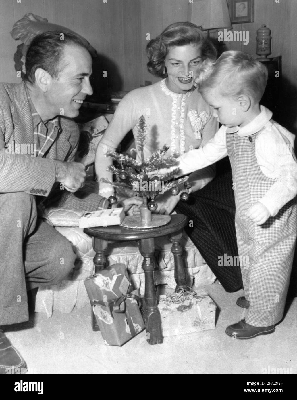 HUMPHREY BOGART und LAUREN BACALL mit ihrem jungen Sohn STEPHEN BOGART 1950 ehrliches Porträt zu Hause von IRVING LIPPMAN Publicity Für Columbia Pictures Stockfoto