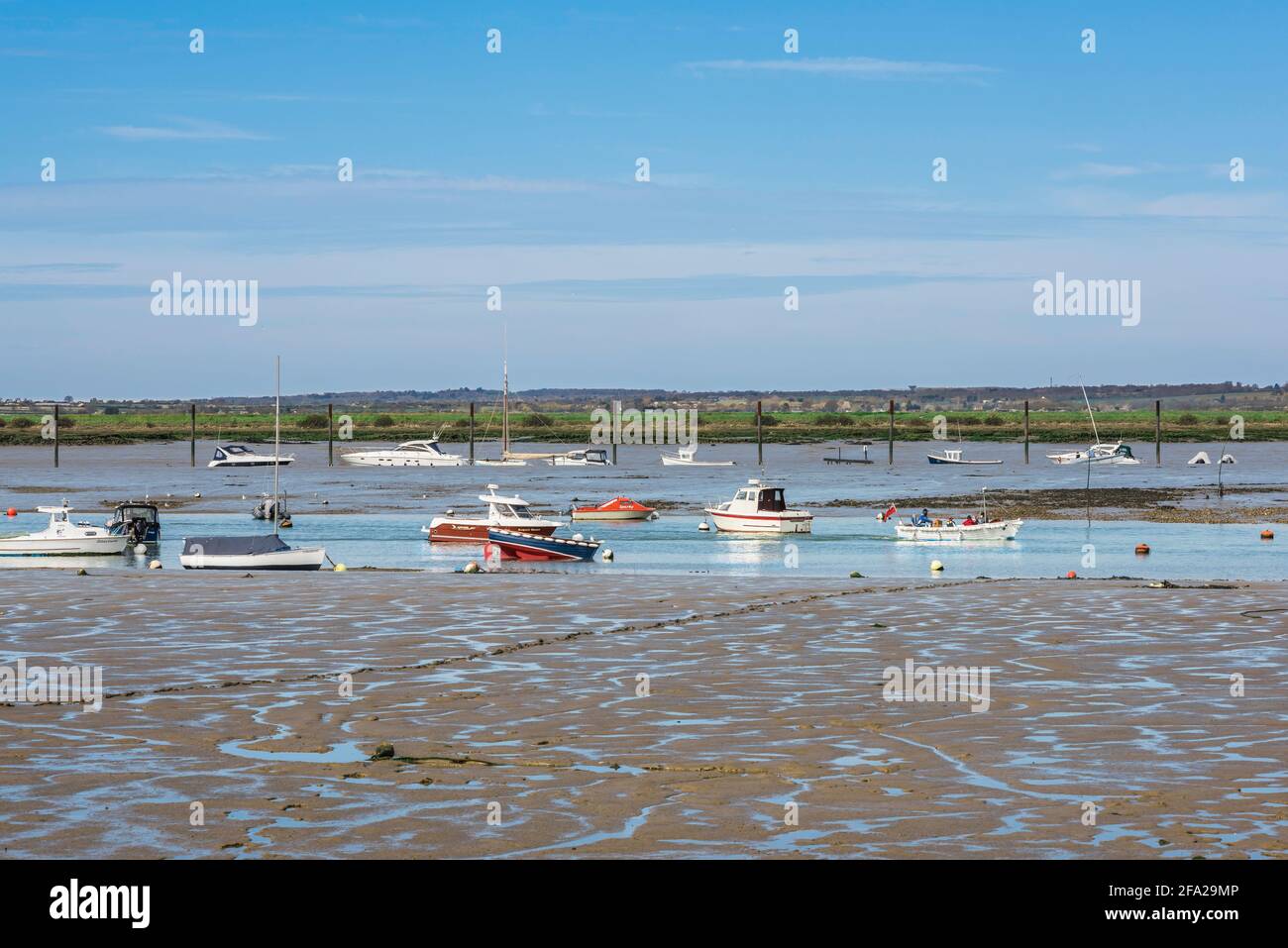 England East Anglia Coast, Blick bei Ebbe des Flusses Blackwater und Watts auf Mersea Island an der Küste von Essex, England, Großbritannien. Stockfoto