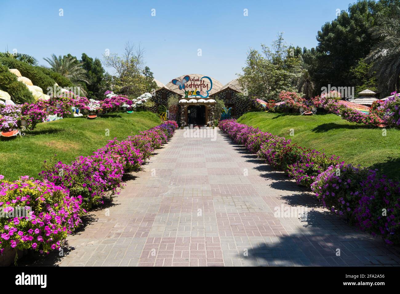 'Dubai, Dubai, Vereinigte Arabische Emirate - 4.7.2021: Dubai Butterfly Garden Eingang Art der Natur Touristenattraktion an sonnigen Tagen' Stockfoto