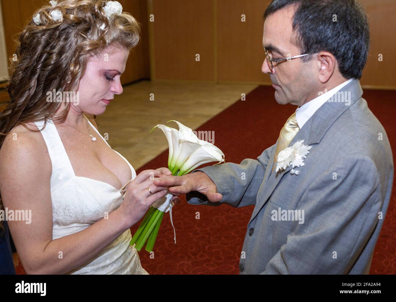 Hochzeit, Paar tauschen Eheringe an ihrem Hochzeitstag Stockfoto