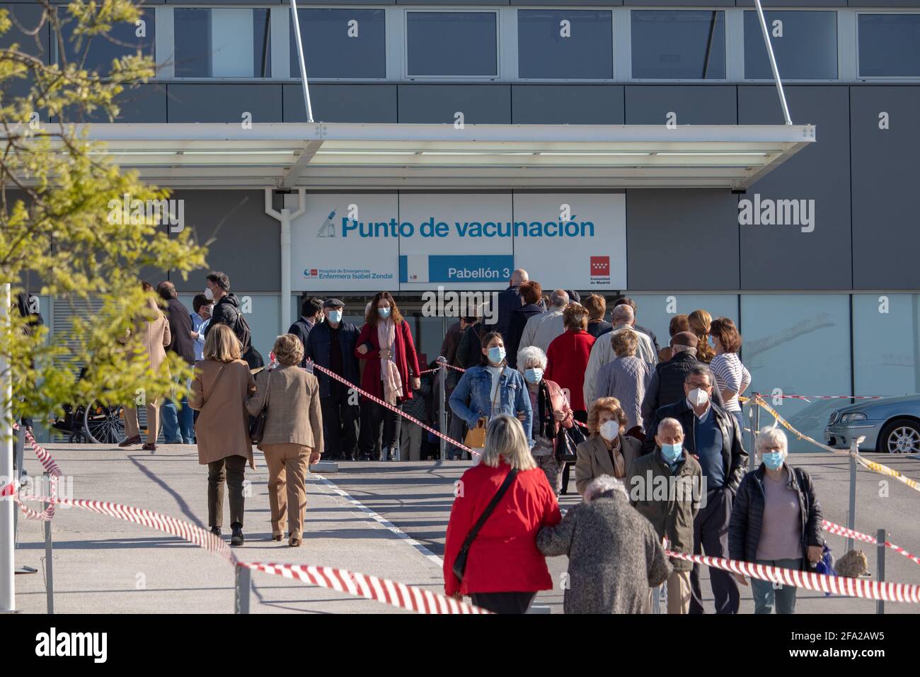 Madrid, Spanien; 17 2021. April: Schlange von Menschen, die auf den COVID-19-Impfstoff im neuen Krankenhaus Enfermera Isabel Zendal warten Stockfoto