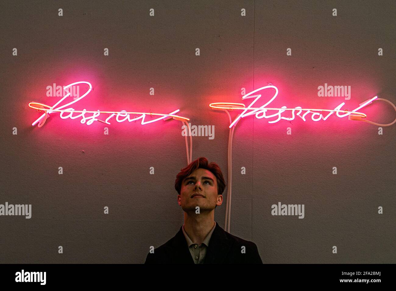 BONHAMS LONDON, GROSSBRITANNIEN. 22. April 2021. Pressevorschau für den Verkauf von Bonhams Contemporary Art. Tracey Emin, Passion Passion, 2010. Schätzung: £35,000 - 55,000. Emin wurde in den 1990er Jahren als einer der YBAs (Young British Artists) bekannt. Mit ihren Neonarbeiten, die mit ihrer eigenen Handschrift als Schrift entstehen, drückt sie ihre inneren Gedanken und Wünsche mit der Außenwelt aus. „Neon ist für alle emotional“, kommentiert sie, und ihre Neonarbeiten wurden häufig im öffentlichen Raum installiert, um Fremde zusammenzubringen. Der Verkauf findet am 27. April im Bonhams New Bond Stre statt Stockfoto
