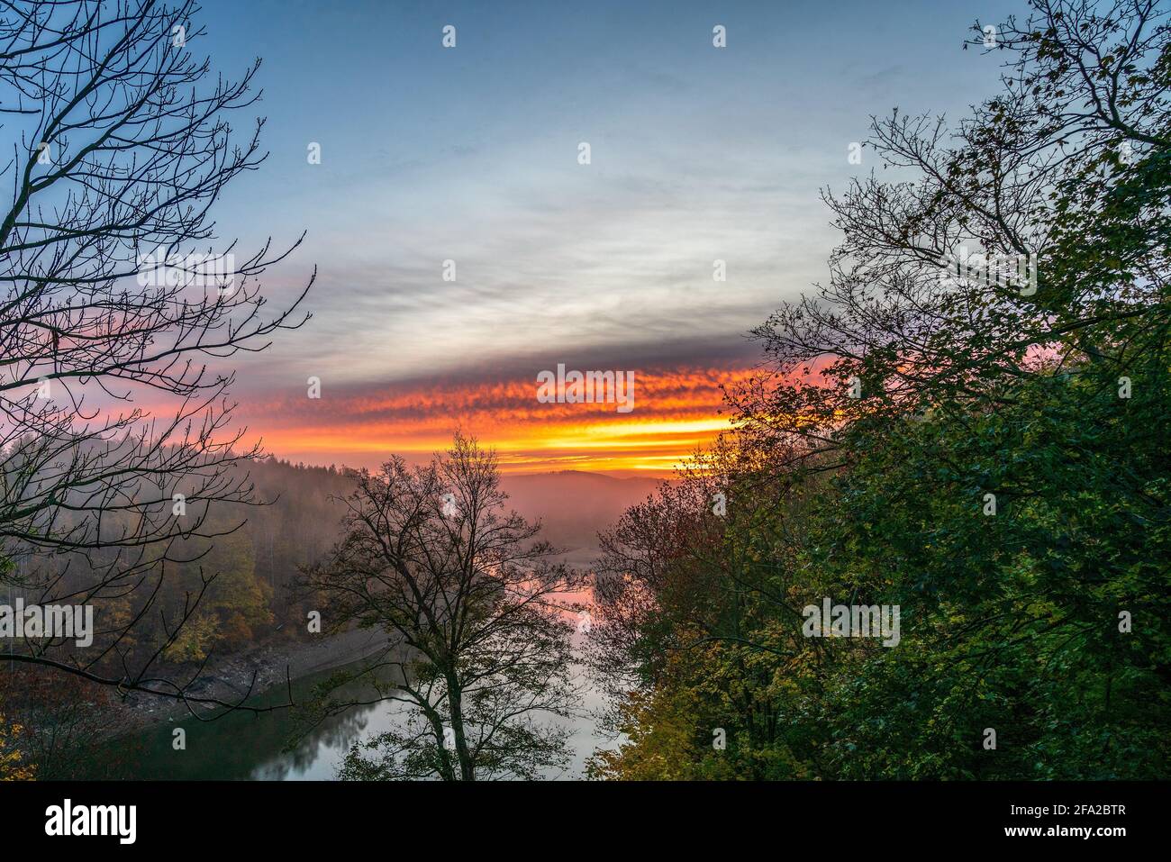 Sonnenaufgang über dem Leśniańskie-See in Polen. Stockfoto