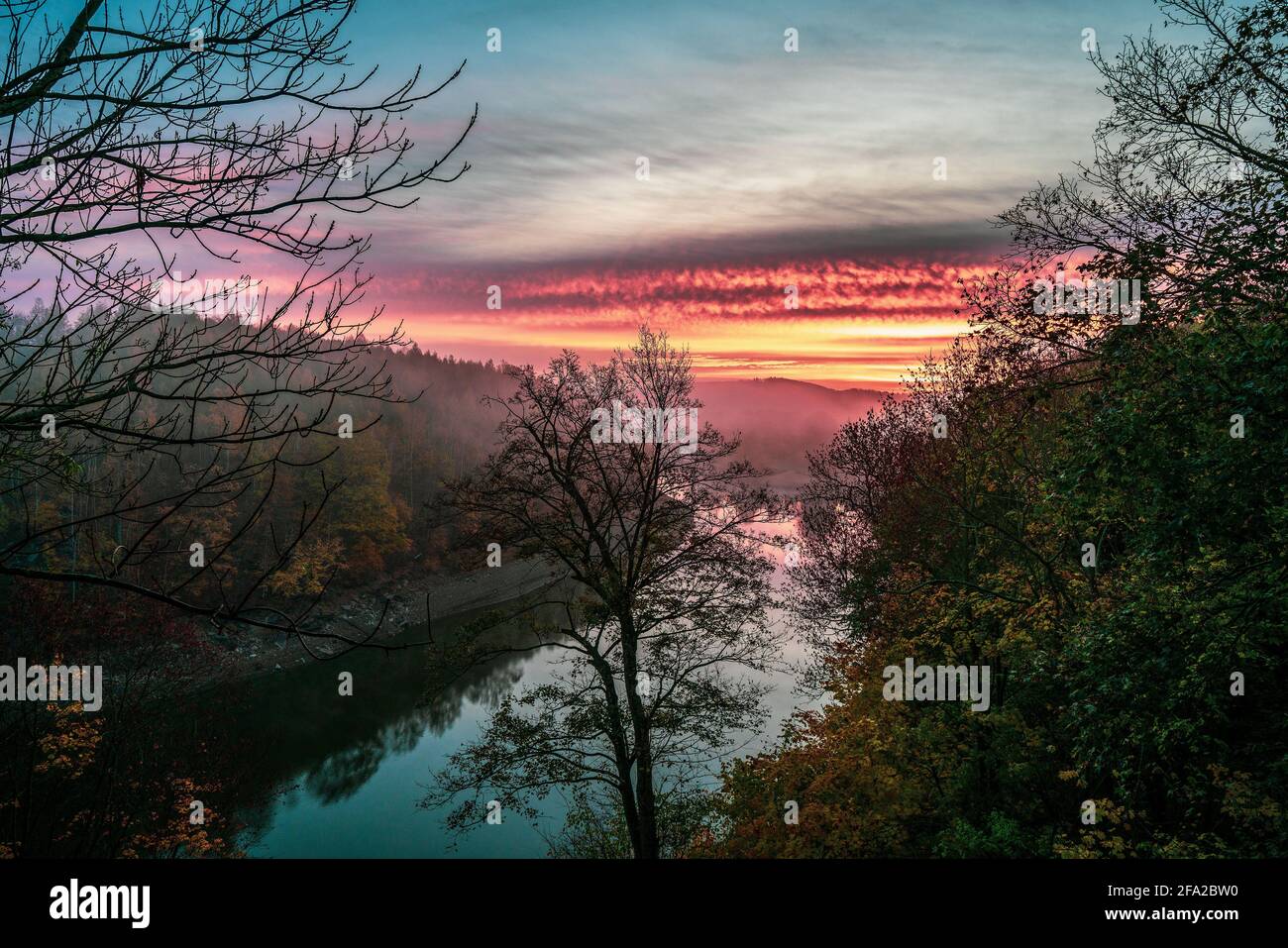 Sonnenaufgang über dem Leśniańskie-See in Polen. Stockfoto