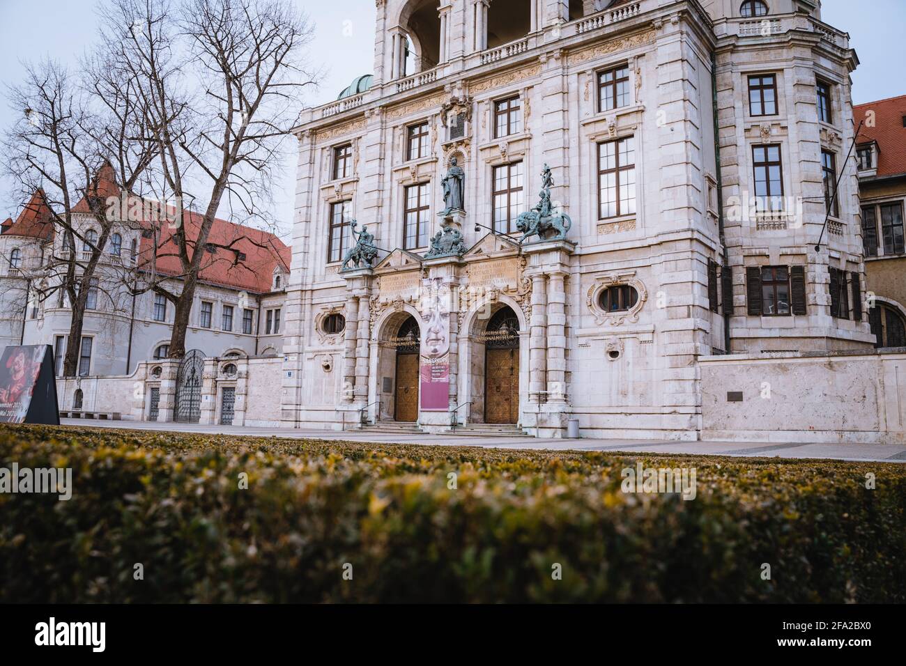 Das bayerische Nationalmuseum (Kunst- und Kulturgalerie) in der Stadt München. Erbaut 1900. Vor dem Gebäude steht eine Reiterstatue aus Bronze. Stockfoto