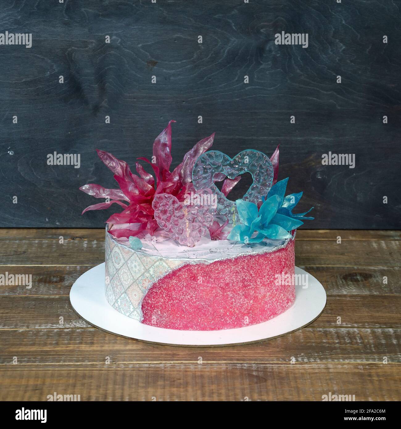 Pinkblauer Zuckerblechkuchen mit Karamell und Reispapier Dekoration Stockfoto