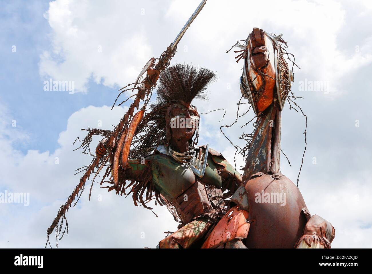 Skulptur „Charging Forward“ von Jay Laber, 2001, auf dem Campus der University of Montana, Missoula. Stockfoto