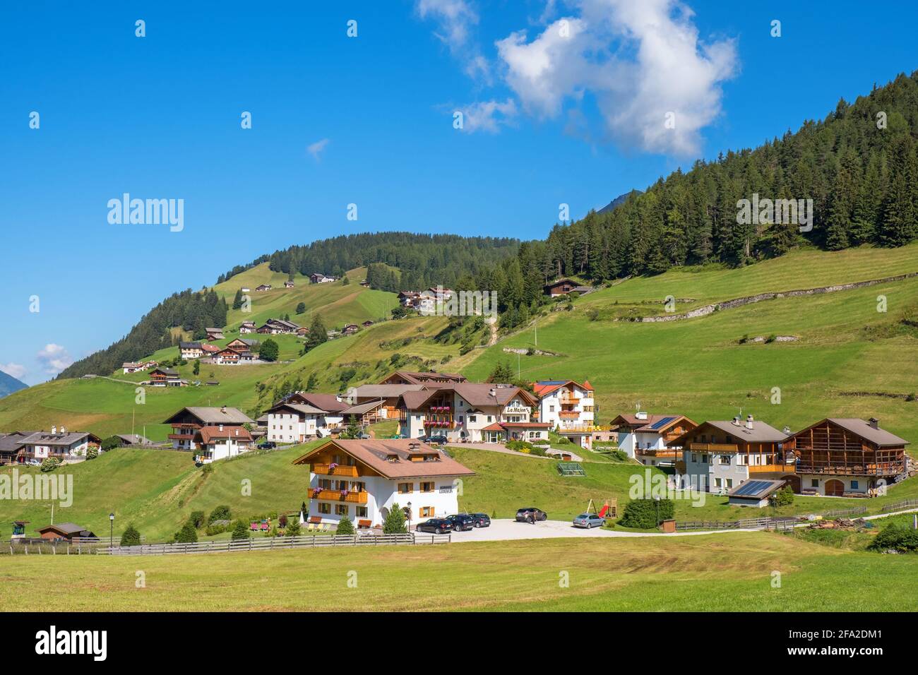 Wohnhaus auf einer Wiesenlandschaft in den Alpen Stockfoto