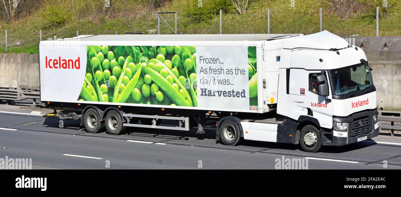 Seitenansicht weiße Lieferkette Tiefkühlkost Supermarkt Lieferwagen Truck Cab & Island Anhänger Werbung Geschäft Markennamen & Peas auf der britischen Autobahn Stockfoto