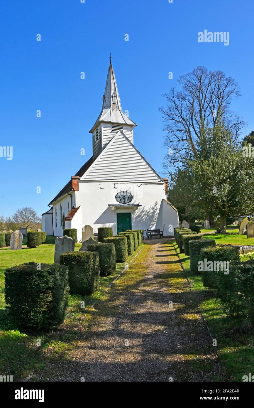 Alte historische 12. Jahrhundert alten mittelalterlichen Grad II aufgeführt Lambourne Pfarrkirche Gebäude Eibe Hecke topiary Weg Glockenturm Kirchturm Abridge Essex UK Stockfoto