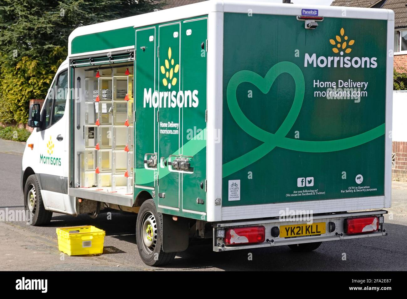 Nahaufnahme der offenen Seite des Morrisons Supermarkt Lebensmittelgeschäft van von Lebensmitteln Online-Shopping für die Lieferung nach Hause Geparkt am Haus England UK Stockfoto